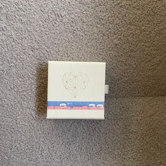 Herringbone 18K Bow Necklace - Picture 6 of 6